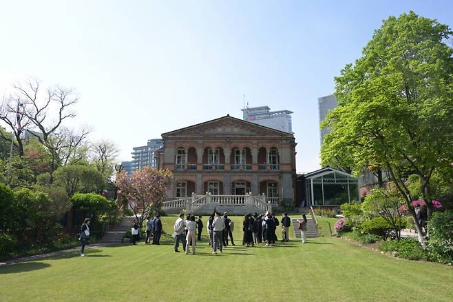 24일 오후 서울 중구 주한 영국대사관 1호 관저 앞 정원. /사진=서울 중구청