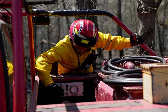 미국 뉴저지주에서 발생한 산불로 산림 수천 에이커가 타고 인근 주민 3000명 대피하는 소동이 발생했다. 사진은 지난 23일(현지시각) 미국 미국 뉴저지주 오션 카운티 지역 포크드 리버에서 발생한 산불 현장에 소방관들이 투입된 모습. /사진=로이터