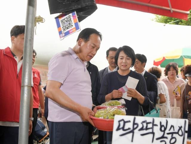 이권재 오산시장이 지역화폐 오색전으로 오색시장에서 장보기를 하고 있다. /사진제공=오산시