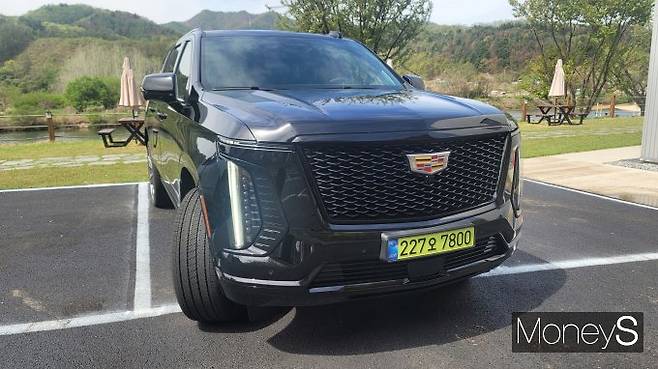 캐딜락 '더 뉴 에스컬레이드' 전면에는 새롭게 디자인된 수직형 LED 램프와 라이팅 시스템이 적용돼 럭셔리한 외모를 뽐낸다. /사진=김창성 기자