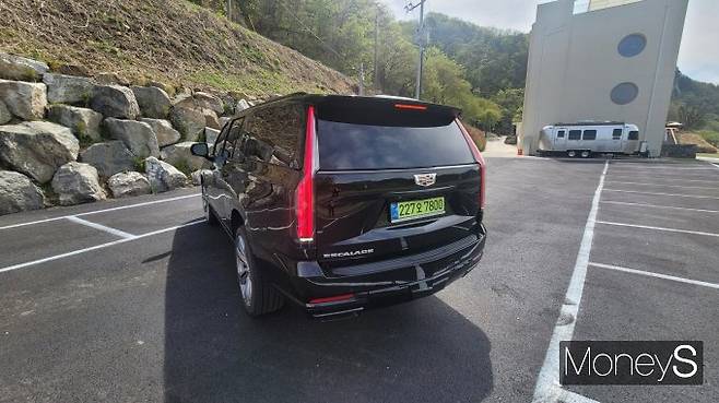 캐딜락 '더 뉴 에스컬레이드' 후면에는 새롭게 디자인된 수직형 LED 램프와 라이팅 시스템이 적용돼 세련미를 더한다. /사진=김창성 기자