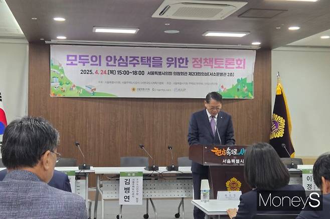 모두의 안심주택은 청년·고령자·신혼부부 대상 안심주택과 임대형 기숙사를 통합 개발·공급하는 새로운 공공주택 모델로 서울시의 중요한 주택 정책이다. 사진은 이날 토론회에서 황상하 SH공사 사장이 인사말을 하는 모습. /사진=이화랑 기자