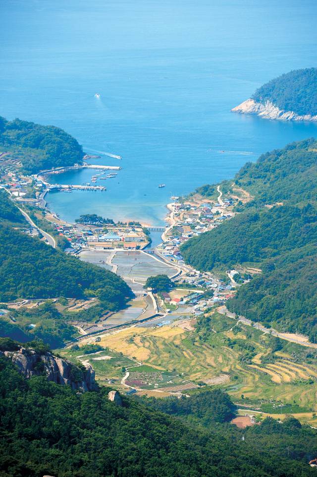 남해 금산은 대부분 차를 타고 신전리 쪽으로 가서 산 턱밑 주차장에 차를 대고 오르는데, 파라다랑스가 있는 두모마을 쪽에서 오르는 코스도 있다. 그 길을 택해 오른 금산의 부소암 부근에서 두모마을과 바다를 내려다본 모습.