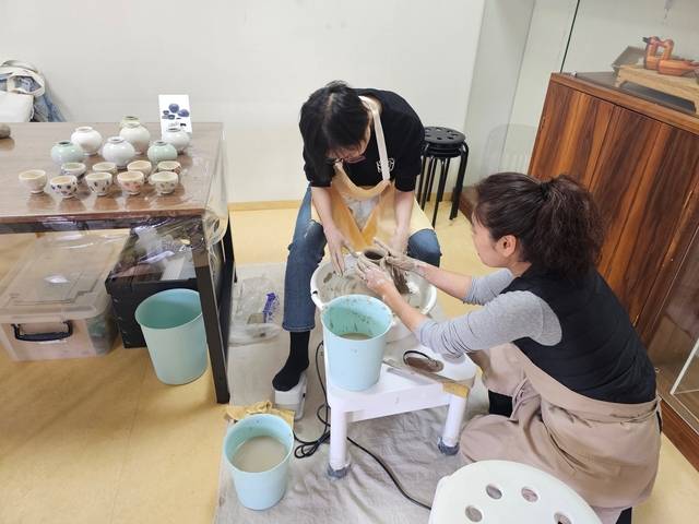 북촌전통공예체험관에서 공예체험이 진행되고 있다.종로구청 제공