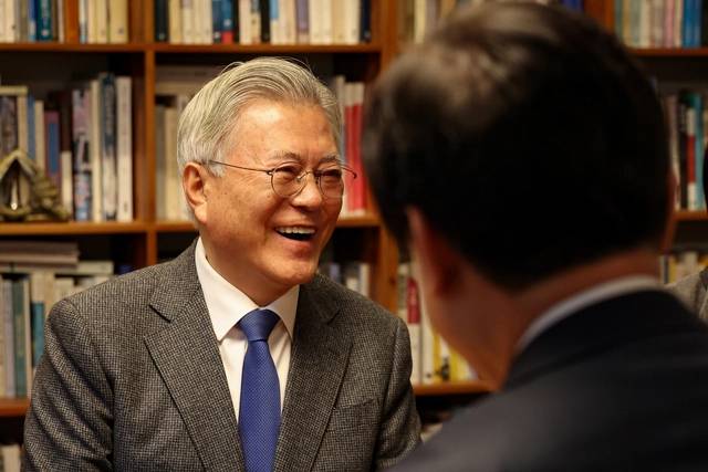 문재인 전 대통령이 지난 1월 30일 경남 양산시 평산마을에서 이재명 더불어민주당 대표를 만나 대화를 나누고 있다. 더불어민주당 제공