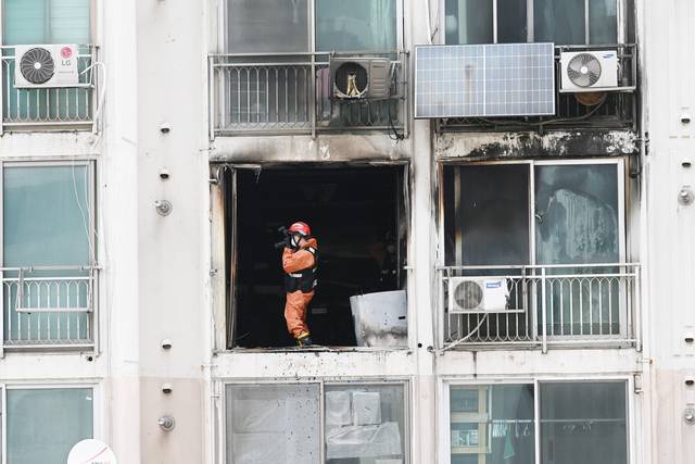 화재가 발생한 21일 오전 서울 관악구 봉천우성아파트에서 소방관들이 현장을 조사하고 있다. 윤성호 기자