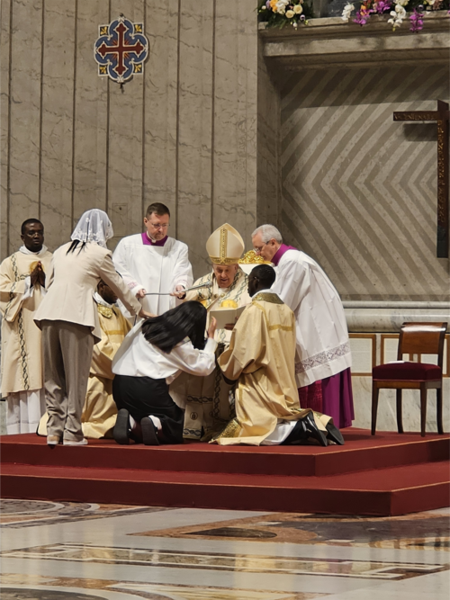 지난해 3월 프란치스코 교황에게 세례 받고 있는 최영은(23·앞줄 오른쪽) 씨와 그의 대모 임지혜(23·〃 왼쪽) 씨.  최영은 씨 제공
