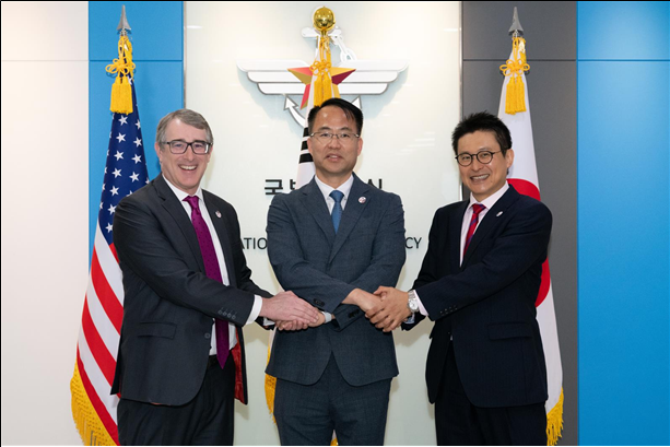 한·미·일 3국이 지난 22일부터 23일까지 서울 용산 국방부에서 한·미·일 안보회의(DTT) 도상연습(TTX) 및 실무회의를 개최한 뒤 기념촬영하고 있다. DTT 실무회의에는국방부 국제정책차장, 미합중국 국방부 동아시아 선임과장, 일본 방위성 일미방위협력과장이 각각 대표로 참가했다. 국방부 제공