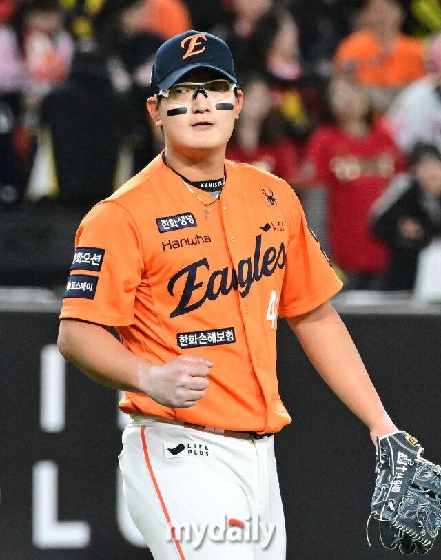 2025년 3월 28일 오후 대전 한화생명 볼파크에서 진행된 '2025 신한 SOL뱅크 KBO 리그' KIA 타이거즈와 한화 이글스의 경기. 한화 김서현이 7-2로 승리한 뒤 기뻐하고 있다./마이데일리