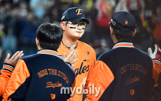 2025년 3월 28일 오후 대전 한화생명 볼파크에서 진행된 '2025 신한 SOL뱅크 KBO 리그' KIA 타이거즈와 한화 이글스의 경기. 한화 김서현이 7-2로 승리한 뒤 기뻐하고 있다./마이데일리