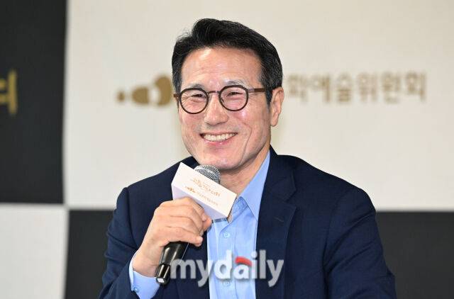 정병국 위원장이 23일 서울 동숭동 예술가의집에서 진행된 '신구, 박근형의 <고도를 기다리며> X 한국문화예술위원회' 기자간담회에 참석했다./한혁승 기자