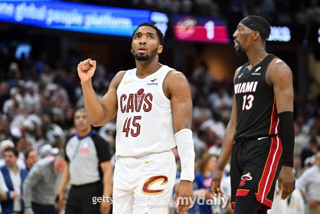 클리블랜드의 도너번 미첼(왼쪽)이 24일 마이애미와 경기에서 승리를 확정한 뒤 주먹을 불끈 쥐고 있다. /게티이미지코리아