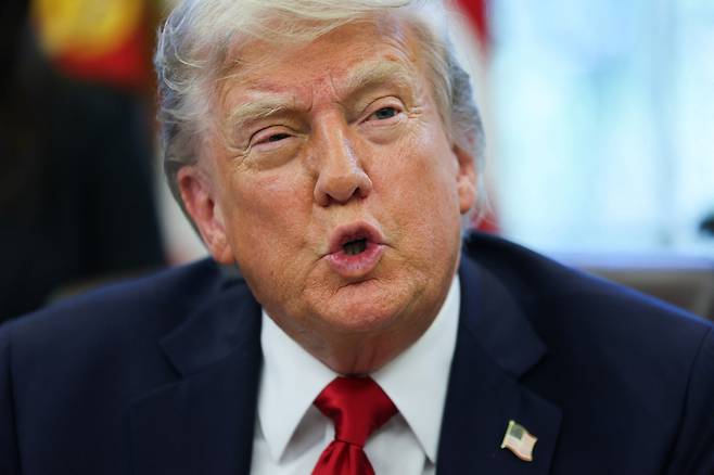 도널드 트럼프 미국 대통령이 23일(현지시간) 미국 워싱턴 D.C. 백악관 집무실에서 행정명령에 서명한 뒤 발언하고 있다. [로이터]