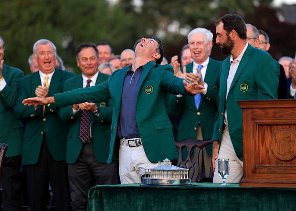 로리 매킬로이가 마스터스 챔피언에게 주어지는 그린 재킷을 입으며 행복해 하는 모습 [게티이미지]