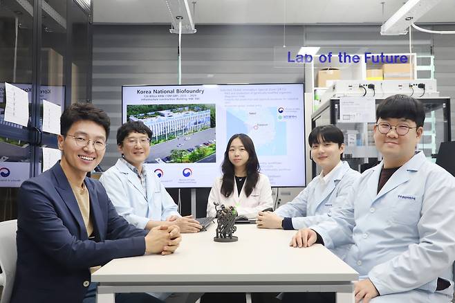 이번 연구를 수행한 이대희(왼쪽 끝) 박사 연구팀.[한국생명공학연구원 제공]