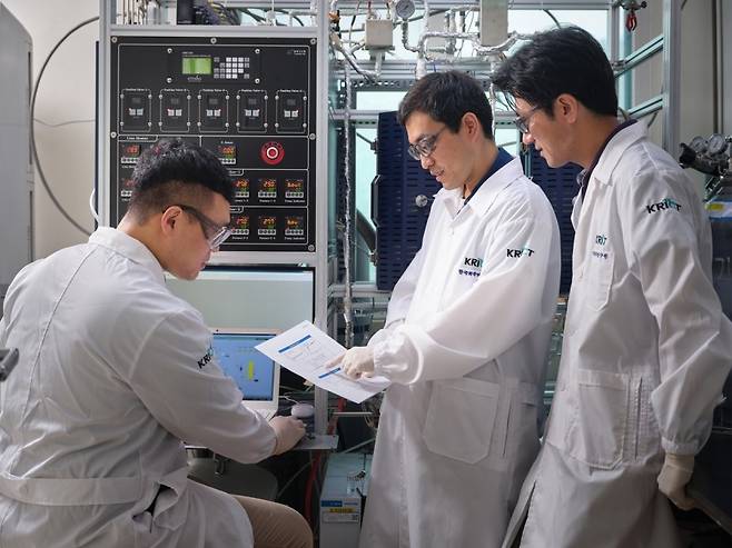한국화학연구원 연구진이 CCU 반응설비를 살펴보고 있다. [한국화학연구원 제공]