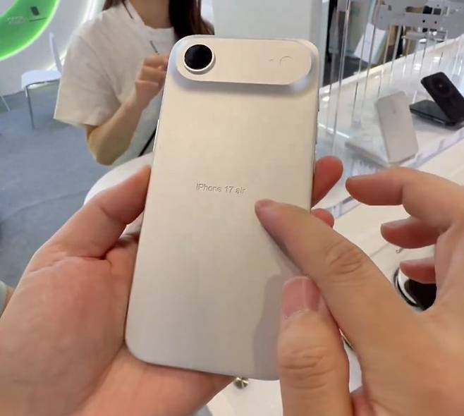 [서울=뉴시스] IT 팁스터(정보유출자) 마인부우는 전날 엑스(X·옛 트위터)를 통해 "중국의 한 매장에서 내가 제공한 CAD 모델을 활용해 아이폰 17 시리즈의 실물 모형을 전시하고 있다"며 관련 영상을 게재했다.  (사진= @MajinBuOfficial 엑스 캡처 ) 2025.04.22. photo@newsis.com *재판매 및 DB 금지
