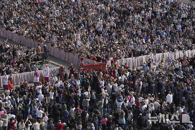 [바티칸시국=AP/뉴시스] 프란치스코 교황의 유해가 안치된 관이 23일(현지 시간) 성베드로 대성당 안으로 옮겨지고 있다. 교황의 시신은 사흘간 대성당에 안치돼 일반 신자들의 조문을 받는다. 2025.04.24.