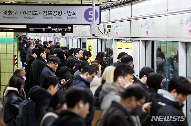 [서울=뉴시스] 김금보 기자 = 2024년 2월 22일 오전 서울 중구 지하철 5호선 을지로4가역 승강장이 붐비고 있다. 2024.02.22. kgb@newsis.com