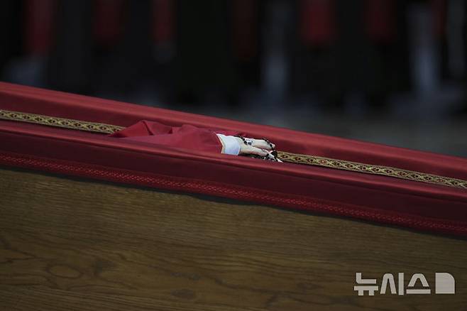 [바티칸시국=AP/뉴시스] 프란치스코 교황의 유해가 안치된 관이 23일(현지 시간) 바티칸 성베드로 대성당에 프란치스코 교황의 유해가 안치돼 있다. 2025.04.24.