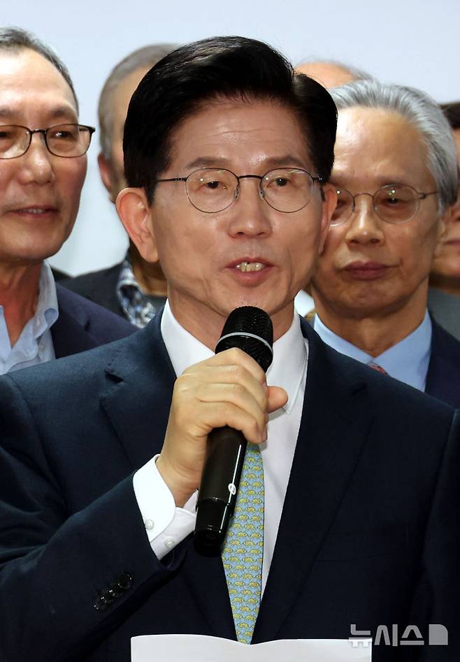 [서울=뉴시스] 조성봉 기자 = 김문수 제21대 대통령 선거 국민의힘 경선 후보가 23일 오전 서울 여의도 캠프 사무실에서 열린 교수, 전문지식인 100인 지지 선언식 및 김문수 정책연구원 출범식에서 발언을 하고 있다. 2025.04.23.suncho21@newsis.com