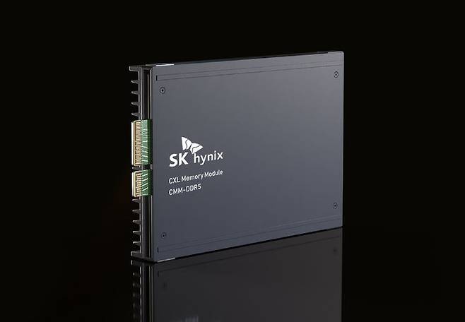[서울=뉴시스]SK하이닉스는 CXL 2.0 기반 솔루션 CMM(CXL Memory Module)-DDR5 96GB(기가바이트) 제품의 고객 인증을 완료했다고 23일 밝혔다. CXL은 컴퓨팅 시스템 내 CPU(중앙처리장치)와 GPU(그래픽처리장치), 메모리 등을 효율적으로 연결하는 기술이다. (사진=SK하이닉스 제공) photo@newsis.com *재판매 및 DB 금지