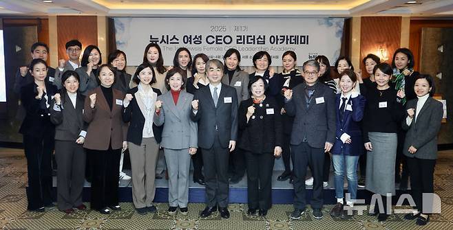 [서울=뉴시스] 김명년 기자 = 염영남(아랫줄 가운데) 뉴시스 대표이사 사장이 16일 오후 서울 중구 소공동 롯데호텔서울에서 열린 ‘제1기 뉴시스 여성 CEO 리더십 아카데미 입학식’에서 나경원 국민의힘 의원, 박창숙 한국여성경제인 협회장, 이삼문 세무대학세무사회 회장 등 내빈들 및 수강생들과 함께 기념촬영하고 있다. 2025.01.16. kmn@newsis.com