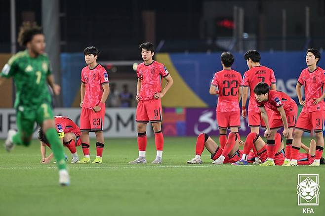 [서울=뉴시스] U-17 축구대표팀이 17일(현지 시간) 사우디아라비아 타이프의 오카즈 스타디움에서 열린 2025 아시아축구연맹(AFC) U-17 아시안컵 4강전 사우디아라비아와의 경기에서 패한 뒤 아쉬워 하고 있다. 대표팀은 사우디를 상대로 1-1로 비긴 뒤 승부차기에서 1-3으로 패배했다. (사진=대한축구협회 제공) 2025.04.18. photo@newsis.com *재판매 및 DB 금지