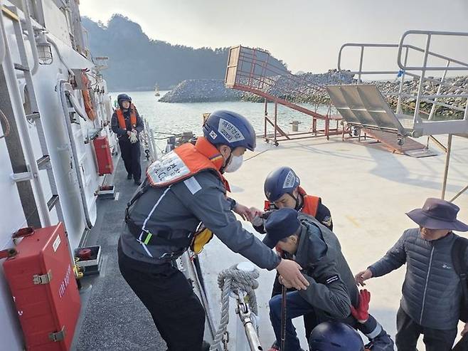 [여수=뉴시스] 여수해경이 섬마을 응급환자를 이송하고 있다. (사진=해경 제공) 2025.04.24. photo@newsis.com *재판매 및 DB 금지
