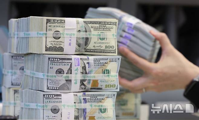 [서울=뉴시스] 황준선 기자 = 지난 22일 서울 중구 하나은행 위변조대응센터에서 직원이 달러화를 정리하고 있다. 달러 지수가 2022년 3월 이후 3년 만에 최저치인 98대 초반으로 떨어지는 등 달러 가치 하락이 지속되고 있다. 2025.04.24. hwang@newsis.com