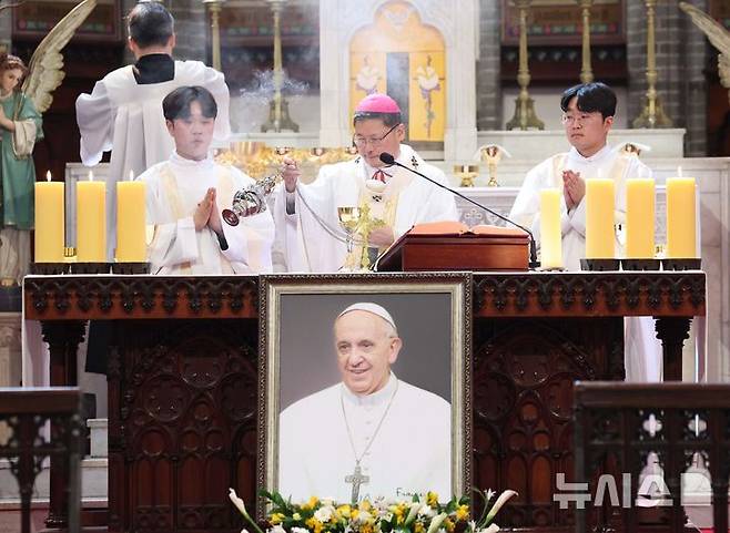 [서울=뉴시스] 이영환 기자 = 천주교 서울대교구장 정순택 대주교가 24일 오전 서울 중구 명동대성당에서 프란치스코 교황 추모 미사를 집전하고 있다. 2025.04.24. 20hwan@newsis.com