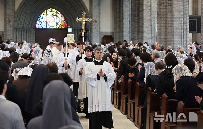 [서울=뉴시스] 이영환 기자 = 24일 오전 서울 중구 명동대성당에서 천주교 서울대교구장 정순택 대주교 주례로 프란치스코 교황 추모 미사가 거행되고 있다. 2025.04.24. 20hwan@newsis.com