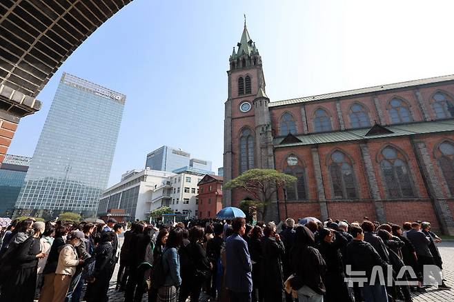 [서울=뉴시스] 이영환 기자 = 천주교 신자들이 24일 오전 서울 중구 명동대성당에서 거행된 프란치스코 교황 추모 미사에 참석하고 있다. 2025.04.24. 20hwan@newsis.com