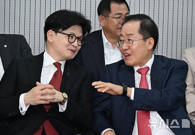 [서울=뉴시스] 국회사진기자단 = 한동훈(왼쪽), 홍준표 제21대 대통령 선거 국민의힘 경선 후보가 23일 오후 서울 여의도 국민의힘 중앙당사에서 열린 2차 경선토론회 미디어데이에서 대화하고 있다. 2025.04.23. photo@newsis.comㄷ