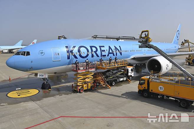 [서울=뉴시스] 김명년 기자 = 24일 오전 인천국제공항에 위치한 대한항공 정비 격납고에서 관계자들이 봄맞이 항공기 동체 세척을 하고 있다.(공동취재) 2025.04.24. kmn@newsis.com