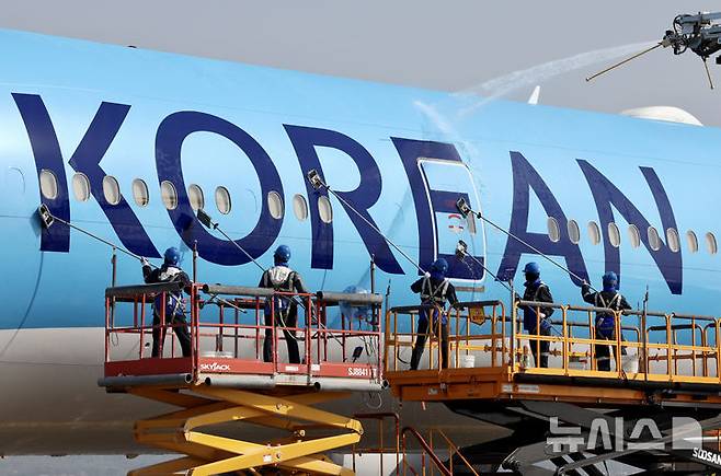 [서울=뉴시스] 김명년 기자 = 24일 오전 인천국제공항에 위치한 대한항공 정비 격납고에서 관계자들이 봄맞이 항공기 동체 세척을 하고 있다. 2025.04.24. kmn@newsis.com