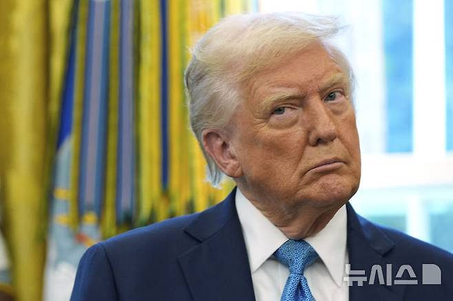 [워싱턴=AP/뉴시스] 도널드 트럼프 미국 대통령이 지난 22일(현지 시간) 워싱턴 백악관 집무실에서 폴 앳킨스 증권거래위원장 임명식에 참석해 있다. 트럼프 대통령 지지율이 취임 100일 동안 지속적으로 하락했다는 여론조사 분석이 나왔다. 2025.04.24.