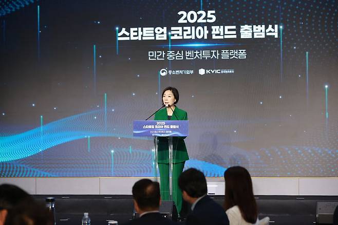 [서울=뉴시스] 오영주 중소벤처기업부 장관이 24일 서울 마포구 호텔 나루 서울 엠갤러리에서 열린 '2025년 스타트업 코리아 펀드 출범식'에서 축사를 하고 있다. (사진=중기부 제공) 2025.04.24. photo@newsis.com *재판매 및 DB 금지