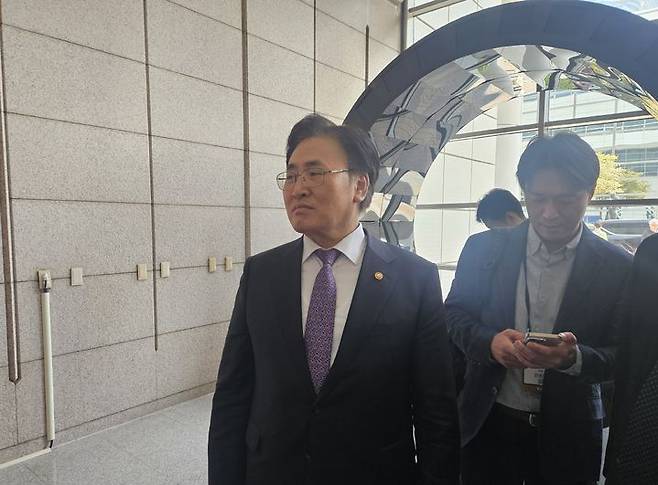 [서울=뉴시스] 박은비 기자 = 유상임 과학기술정보통신부 장관이 24일 서울 코엑스에서 개최된 월드IT쇼(WIS) 주요 부스를 둘러본 뒤 기자들의 질문에 답하고 있다. 2025.04.24. photo@newsis.com *재판매 및 DB 금지