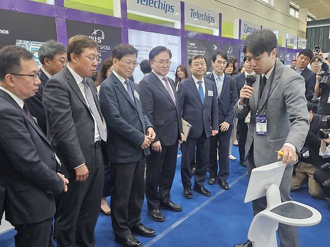 [서울=뉴시스] 박은비 기자 = 유상임 과학기술정보통신부 장관이 24일 서울 코엑스에서 개최된 월드IT쇼(WIS)에 설치된 아이비테크 부스에서 회사 관계자 설명을 듣고 있다. 2025.04.24. photo@newsis.com *재판매 및 DB 금지