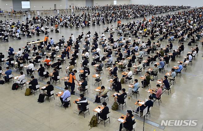 [대구=뉴시스] 이무열 기자 = 2023년 5월 16일 오후 대구 북구 엑스코 동관에서 열린 ‘2023년 소방공무원 채용 종합적성검사’에서 응시생들이 시험 준비를 하고 있는 모습. 2023.05.16. lmy@newsis.com