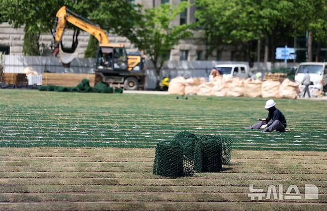 [서울=뉴시스] 김선웅 기자 = 24일 서울 중구 서울광장에서 잔디 식재 작업이 진행되고 있다. 2025.04.24. mangusta@newsis.com