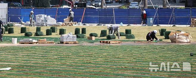 [서울=뉴시스] 김선웅 기자 = 24일 서울 중구 서울광장에서 잔디 식재 작업이 진행되고 있다. 2025.04.24. mangusta@newsis.com