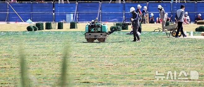 [서울=뉴시스] 김선웅 기자 = 24일 서울 중구 서울광장에서 잔디 식재 작업이 진행되고 있다. 2025.04.24. mangusta@newsis.com