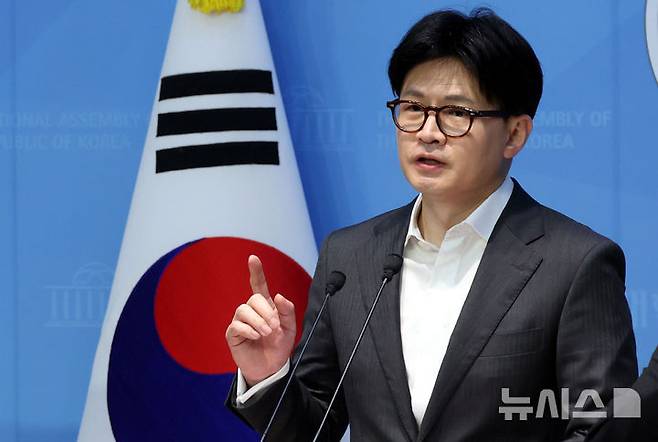 [서울=뉴시스] 조성봉 기자 = 한동훈 제21대 대통령 선거 국민의힘 경선 후보가 22일 오전 서울 여의도 국회 소통관에서 정책 비전 발표를 하고 있다.  2025.04.22. suncho21@newsis.com