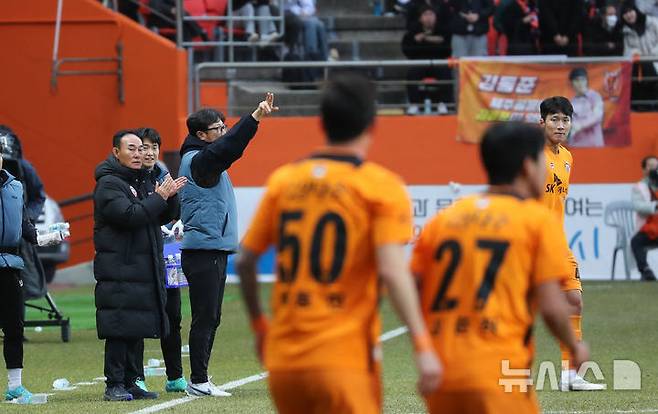 [서귀포=뉴시스] 우장호 기자 = 15일 오후 제주월드컵경기장에서 열린 하나은행 K리그1 2025 1라운드 개막전 제주SK FC와 FC서울의 경기, 팀의 첫 번째 골이 들어가자 제주SK 김학범 감독이 박수를 치고 있다. 2025.02.15. woo1223@newsis.com