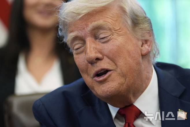 [워싱턴=AP/뉴시스] 도널드 트럼프 미국 대통령이 취임 100일을 맞아 내주 미시간주에서 이를 기념하는 집회를 열 예정이라고 백악관이 23일(현지 시간) 밝혔다. 사진은 트럼프 대통령이 이날 백악관 집무실에서 행정명령 서명식을 진행한 후 취재진 질문에 답변하며 미소짓는 모습. 2025.04.24.