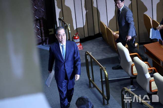 [서울=뉴시스] 국회사진기자단 = 한덕수 대통령 권한대행 국무총리가 24일 서울 여의도 국회에서 열린 본회의에서 2025년도제1회추가경정예산안에대한정부의시정연설을 마친 뒤 본회의장을 나서고 있다. 2025.04.24. photo@newsis.com