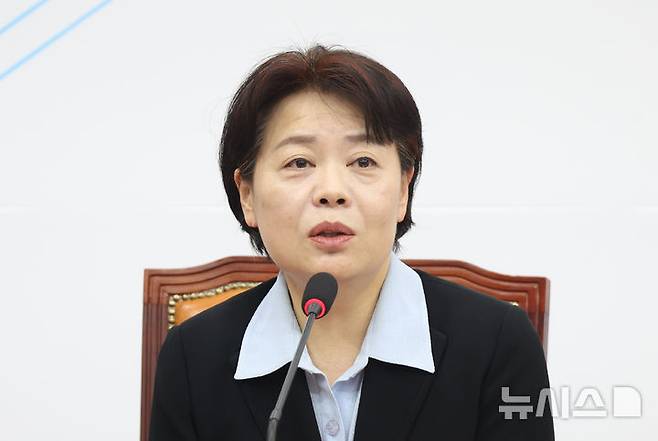 [서울=뉴시스] 고승민 기자 = 21일 서울 여의도 국회에서 열린 '경제활력 민생 특별위원회' 임명장 수여식 및 1차 전체회의에서 윤희숙 특위 위원장이 인사말을 하고 있다. 2025.01.21. kkssmm99@newsis.com