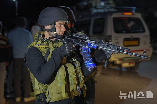 [파할감=AP/뉴시스]22일(현지시각) 인도령 카슈미르 파할감에서 무장괴한들이 관광객들에게 무차별 총격을 가한 사건 후 인도 경찰이 주변을 경계하고 있다. 인도는 24일 카슈미르 분쟁 지역에서 26명의 사망자를 낸 치명적 공격의 배후에 파키스탄이 있다고 비난하며 파키스탄 외교관 여러 명에게 뉴델리를 떠날 것을 요구하는 한편 파키스탄에 주재하는 인도 외교관 일부에 소환령을 내렸다. 2025.04.24.